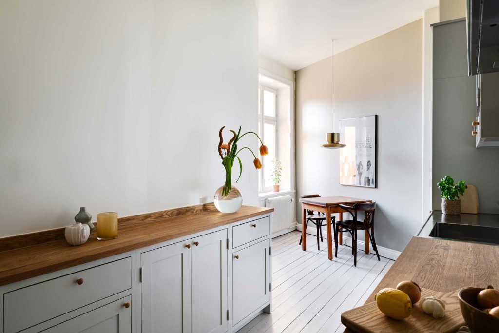 Köksinspiration serveringsgång ljusgrått kök i majorna från Skandinaviska Shakerkök